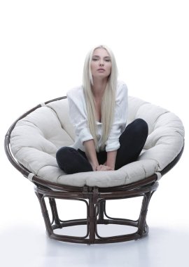 Kanepede rahat bir şekilde oturan güzel bir genç kadın.