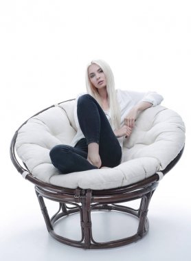 Kanepede rahat bir şekilde oturan güzel bir genç kadın.