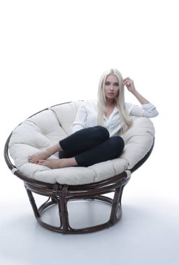 Kanepede rahat bir şekilde oturan güzel bir genç kadın.