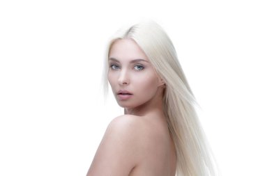 Günlük makyaj ile genç sarışın bir kadın portresi.