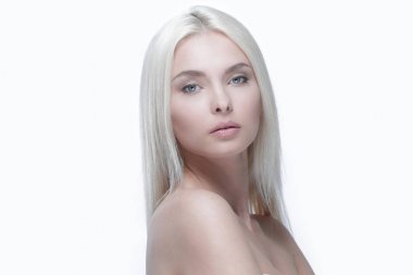 Yakın çekim yüz olan günlük makyaj güzel sarışın kadın