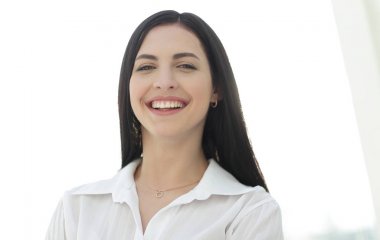 modern başarılı genç kadının yakın çekim yüz