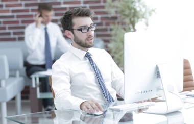 Yöneticisi inşaat üstünde bir bilgisayar