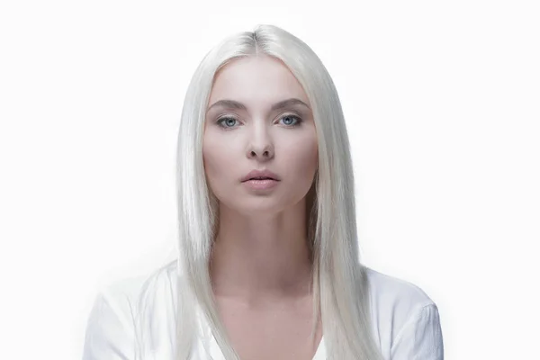Крупный план красивой женщины с светлыми прямыми волосами и днем — стоковое фото