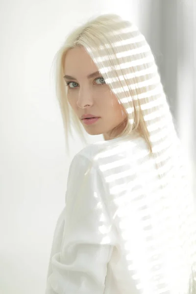 Close-up portrait of a confident young woman — Stock Photo, Image