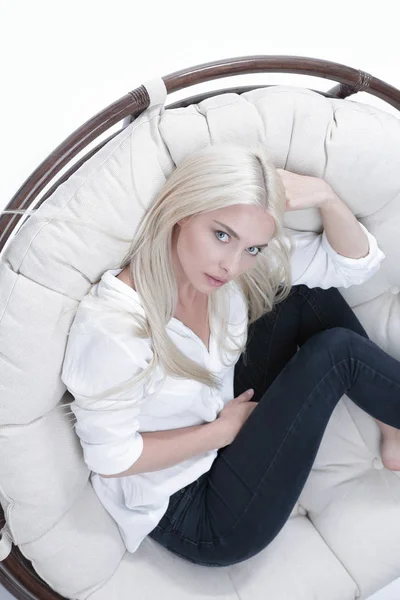 大型の快適なアームチェアに座って美しい悲しい若い女性のクローズ アップ — ストック写真