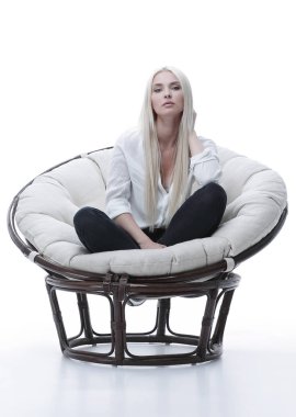 Kanepede rahat bir şekilde oturan güzel bir genç kadın.