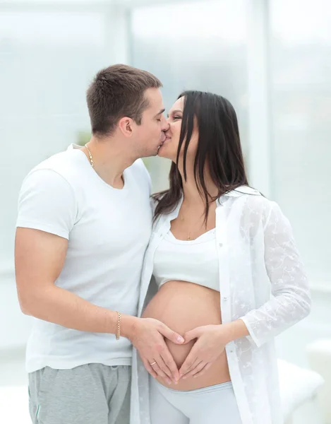 Красивая беременная женщина и ее красивый муж — стоковое фото