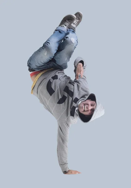 Divertido alegre feliz hombre saltando en el aire sobre fondo gris — Foto de Stock