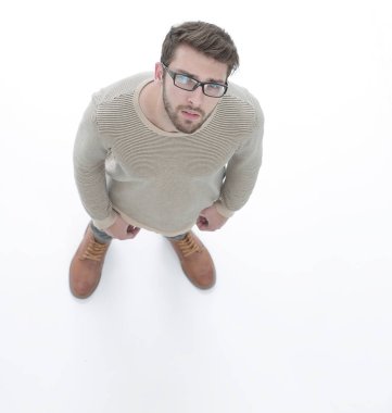 Yukarıdan görüntüleyin. Kameraya bakarak ciddi genç adam.