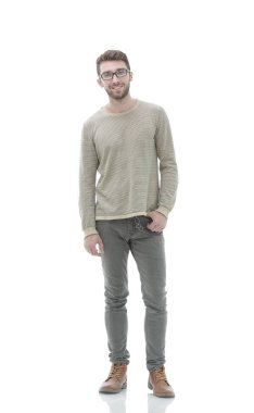 Gözlüklü ciddi genç adam tam uzunlukta