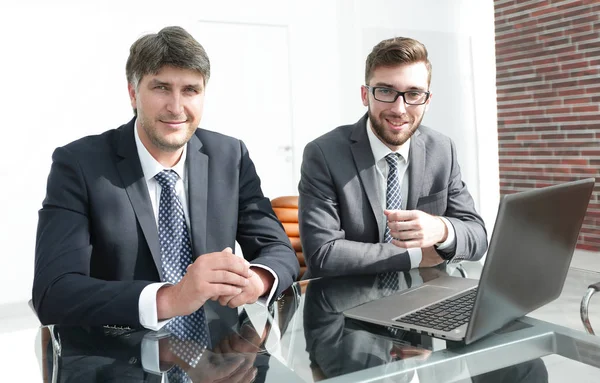 Retrato de dos empresarios sentados en el escritorio de la oficina — Foto de Stock