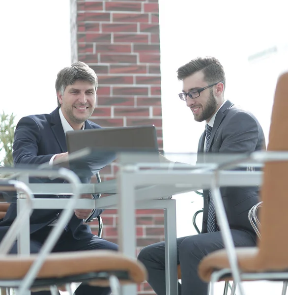 Zwei Geschäftsleute arbeiten bei Geschäftstreffen im Büro mit Laptop zusammen — Stockfoto