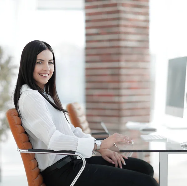 成功的年轻商业女人坐在工作场所 — 图库照片