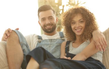 Genç çift kanepede oturan iş elbiseleri