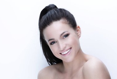 günlük makyaj ile gülümseyen bir kadının yakın çekim yüz.