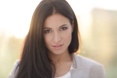 Sevimli genç bir kadın yüzü. yakın çekim