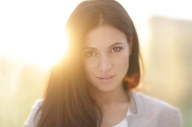 Sevimli genç bir kadın yüzü. yakın çekim