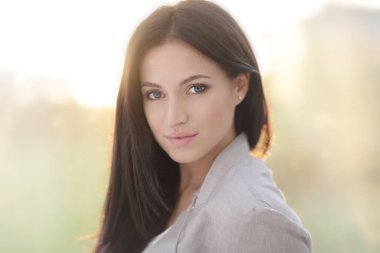 Sevimli genç bir kadın yüzü. yakın çekim