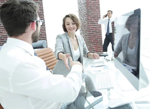 Apretón de manos, mujer de negocios y cliente — Foto de Stock