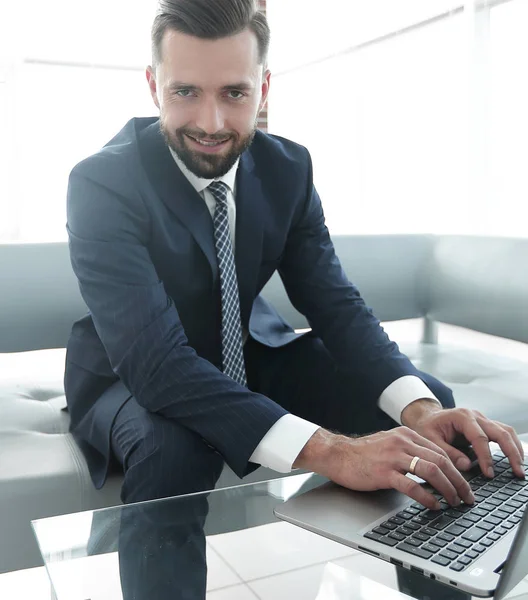 Anställd i företaget att skriva text på den bärbara tangentbordet — Stockfoto