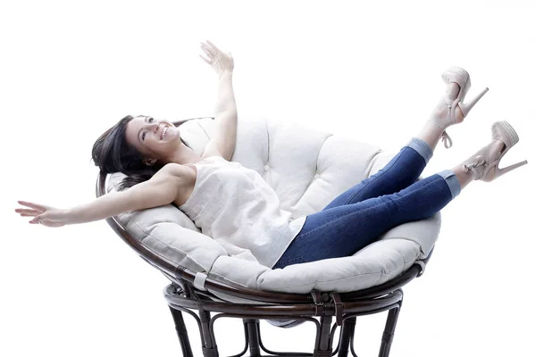 Moderne junge Frau entspannt in einem runden kuscheligen weichen Stuhl — Stockfoto