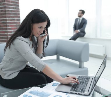 Onun işyerinde kadın Yardımcısı.