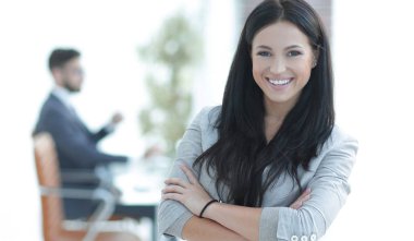 office arka plan üzerinde başarılı genç iş kadını