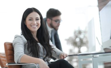 özenli bir iş kadını belgeleriyle çalışma