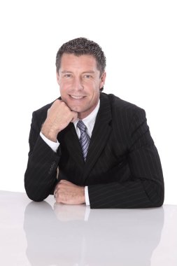 Beyaz izole bir olgun gülümseyen iş adamı portresi.