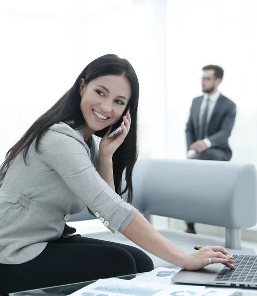 Mulher assistente em seu local de trabalho . — Fotografia de Stock