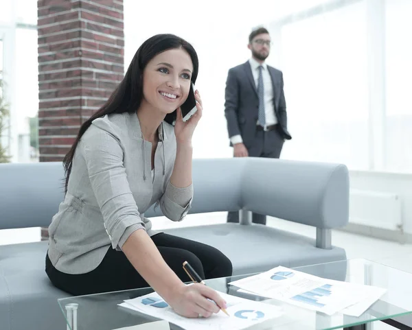 Mulher assistente no local de trabalho no escritório — Fotografia de Stock