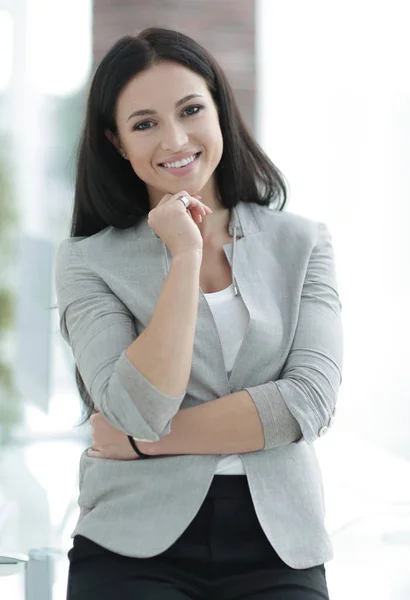 Primer plano. retrato de mujer de negocios exitosa . — Foto de Stock