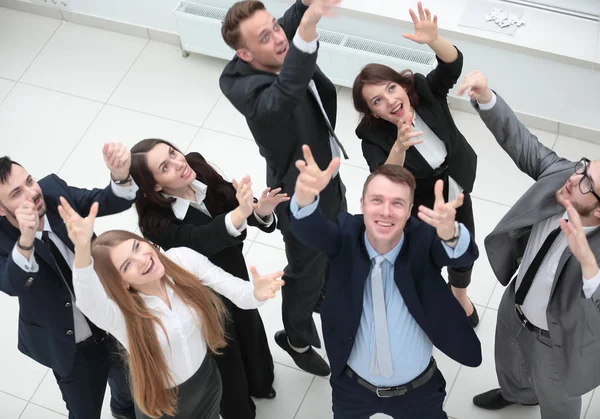 Utsikt från toppen. Joyful business team upp med händerna — Stockfoto