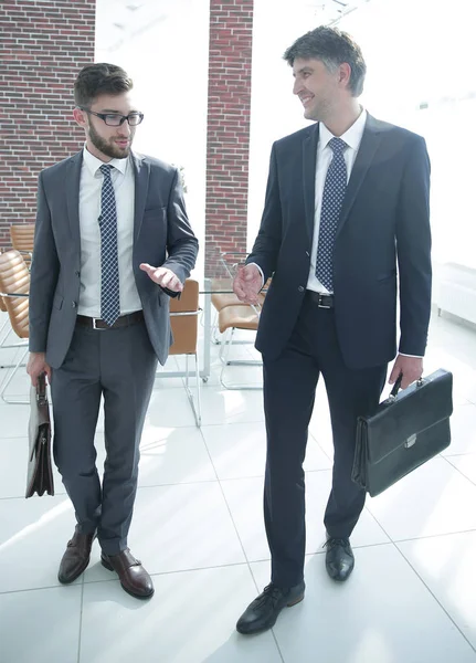 Two company employees discuss business issues — Stock Photo, Image