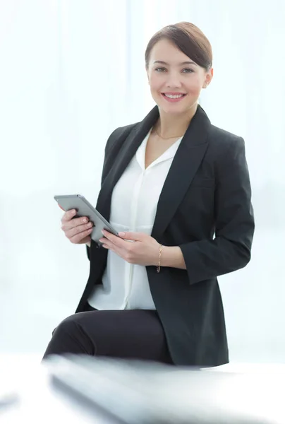 Sorrindo jovem empresária usando laptop no escritório — Fotografia de Stock