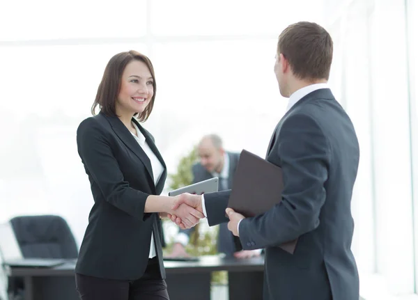 Moderne Geschäftsleute beim Händeschütteln in einem hellen Büro — Stockfoto