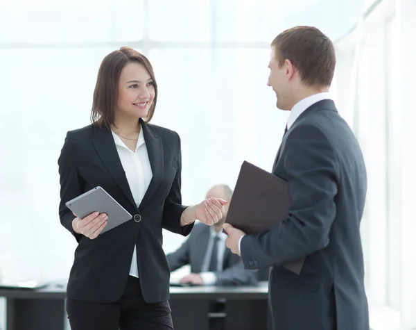 De moderne zakenwereld mensen praten in een heldere kantoor — Stockfoto