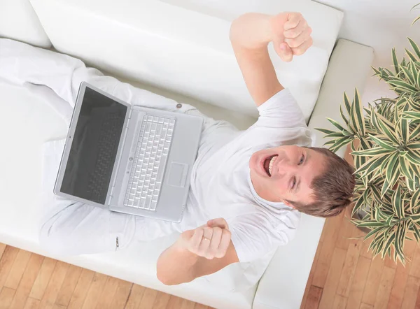 Dizüstü bilgisayarınızda evde çalışma kadar silah ile başarılı adam