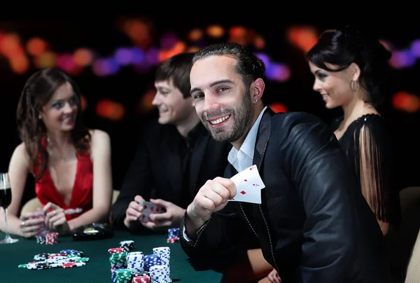 Hráči sedí kolem stolu v kasinu — Stock fotografie