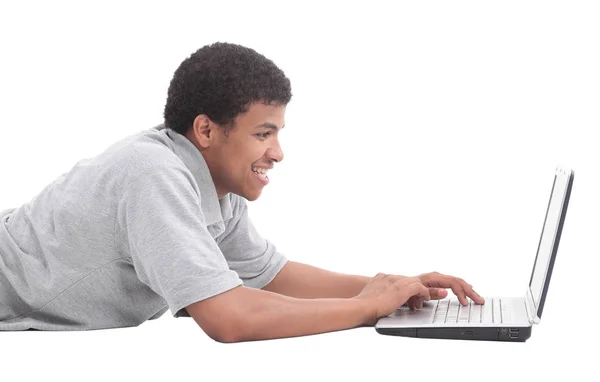Mutlu Afrika adam beyaz bitti izole bir dizüstü bilgisayar- — Stok fotoğraf