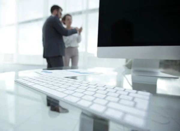 Primer plano de un teclado de ordenador en el escritorio . — Foto de Stock