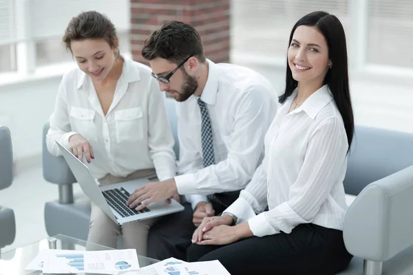 Retrato de una joven empresaria de éxito . — Foto de Stock