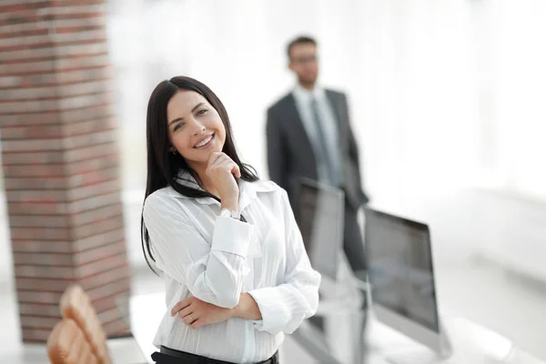 Perspektive erfolgreiche junge Frau im Büro — Stockfoto