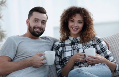 Sevgi dolu bir çift kanepe oturma odasında oturup Close-Up