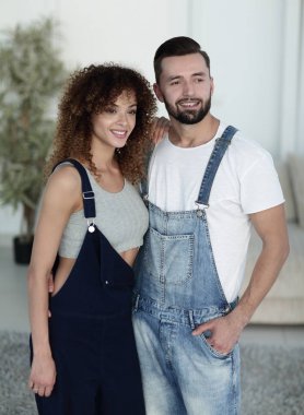 güzel genç çift ayakta yeni bir daire içinde. Fotoğraf alan bir kopyası vardır