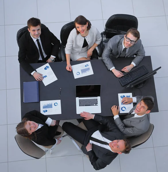 Team von Buchhaltern sitzt hinter einem Schreibtisch — Stockfoto
