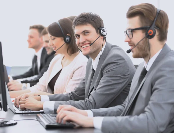 Call center de funcionários com fone de ouvido no local de trabalho — Fotografia de Stock