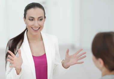 aktif kadın bir müşteri ile konuşurken Yöneticisi