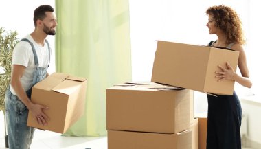 Genç aile yeni bir ev kutuları açma.